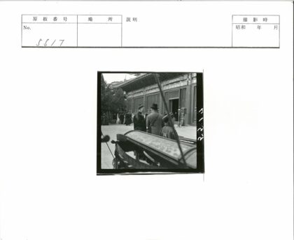 传统建筑木格窗与自然景观.jpg