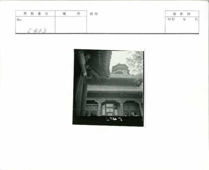 传统建筑木雕梁柱格子窗.jpg