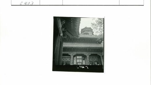 传统建筑木雕梁柱格子窗.jpg