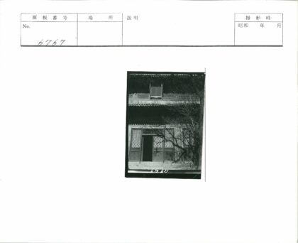 传统建筑格子窗与树影.jpg