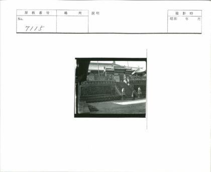 传统建筑楼梯与石狮子雕刻装饰.jpg