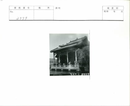 传统建筑水畔柳树景.jpg