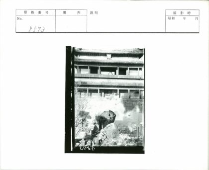 传统建筑瓦顶拱窗景观.jpg