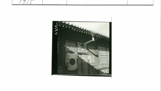 传统建筑瓦顶木门格子窗.jpg