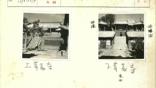 传统建筑瓦顶石阶木门景.jpg