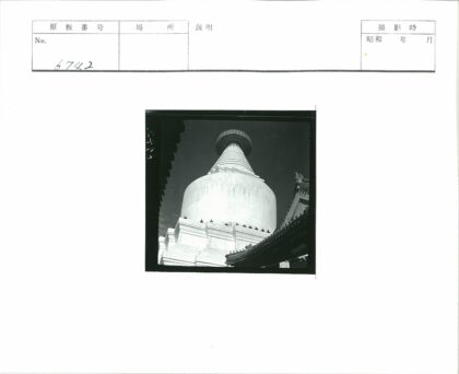 传统建筑白塔晴空景观.jpg