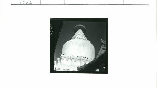 传统建筑白塔晴空景观.jpg