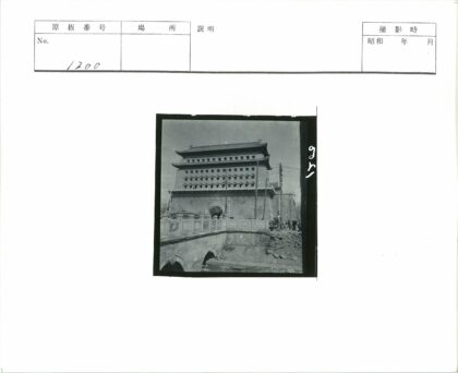 传统建筑石桥人群聚集.jpg