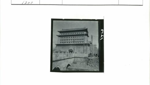 传统建筑石桥人群聚集.jpg