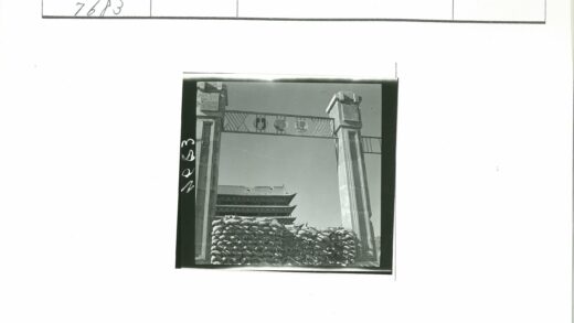 传统建筑石门与沙袋堆.jpg