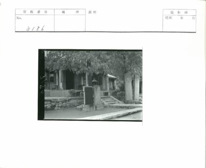 传统建筑石阶入口与石柱灯笼.jpg