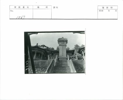 传统建筑石雕与华美屋顶景观.jpg