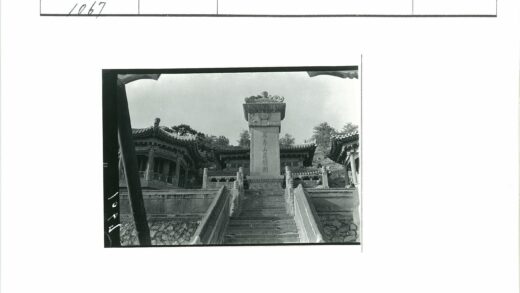 传统建筑石雕与华美屋顶景观.jpg