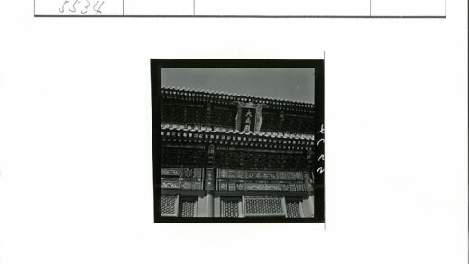 传统建筑精细雕刻屋顶与汉字招牌.jpg
