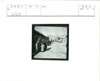 传统建筑街市与远山风光.jpg