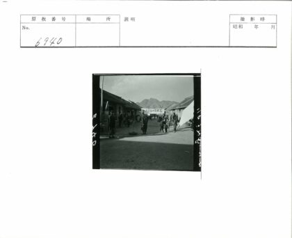 传统建筑街景与山脉旗帜.jpg
