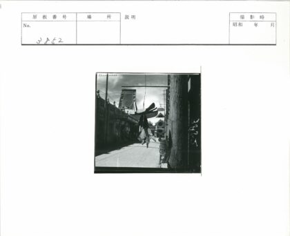 传统建筑街景与悬挂物品.jpg