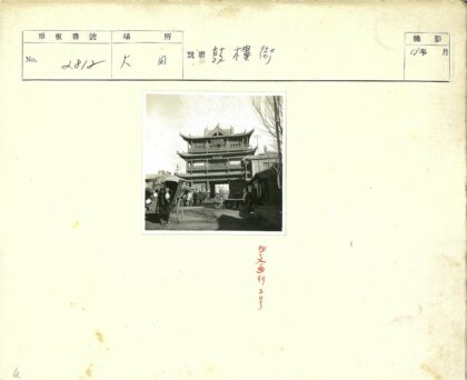 传统建筑街道人力车与马车场景.jpg