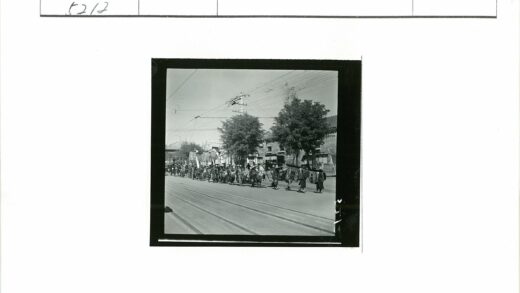 传统建筑街道游行活动.jpg