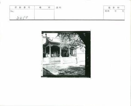 传统建筑门廊人群与绿树.jpg