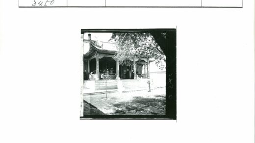 传统建筑门廊人群与绿树.jpg