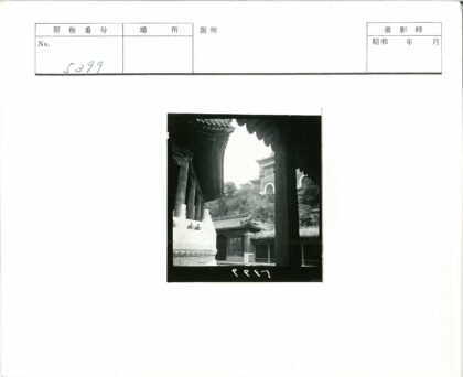 传统建筑飞檐柱廊山水映.jpg