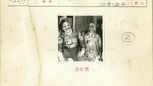 传统戏曲面具与砖墙人物.jpg