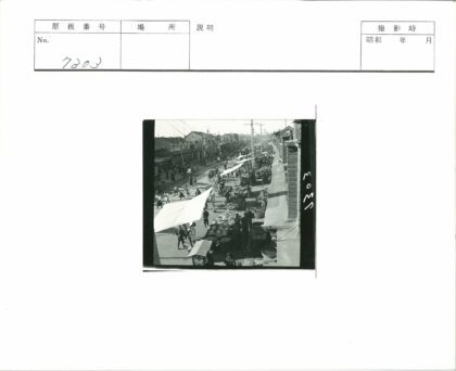 传统户外市集农产品交易场景.jpg
