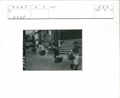 传统扁担挑货街景.jpg