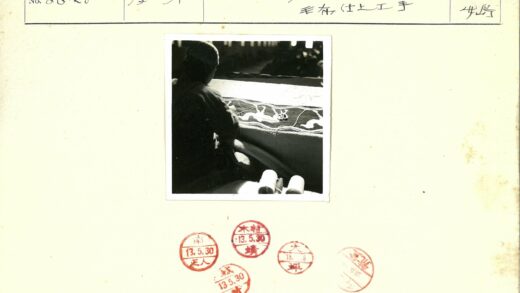 传统手工艺人刺绣工作场景.jpg