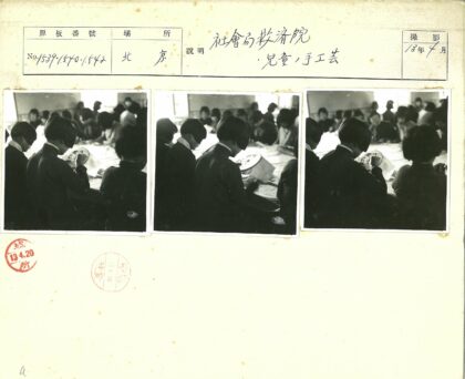 传统手工艺人围坐刺绣缝纫.jpg