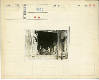 传统手工艺人编织篮子作坊.jpg