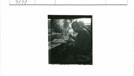 传统手工艺制作场景.jpg