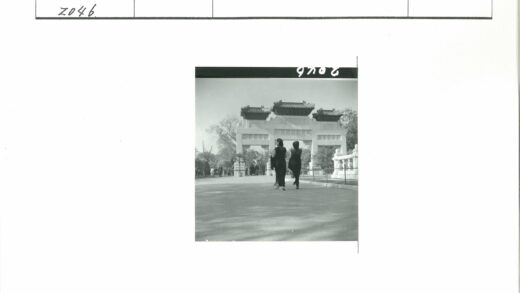 传统拱门前的女性漫步.jpg