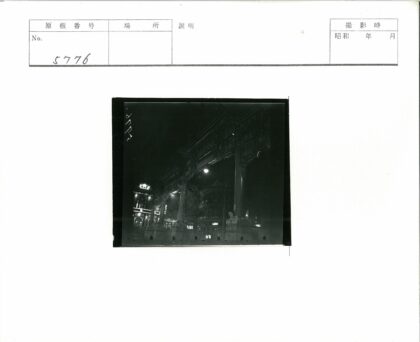 传统拱门夜景与城市建筑.jpg