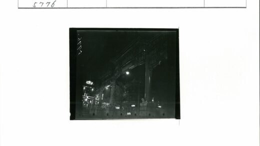传统拱门夜景与城市建筑.jpg