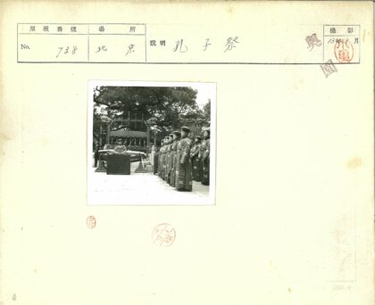 传统服装人群与古建筑合影.jpg