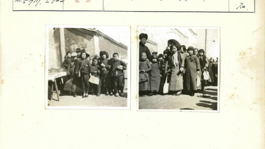 传统服装人群户外持袋合影.jpg