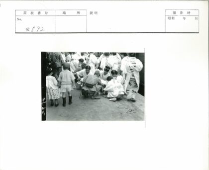 传统服装儿童牵手户外集会.jpg
