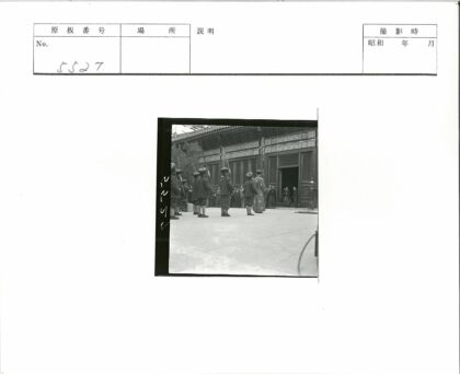 传统服装持杆人群与华丽建筑.jpg