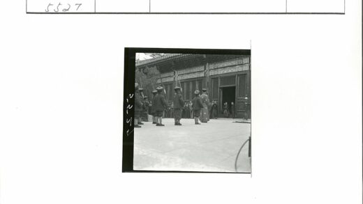 传统服装持杆人群与华丽建筑.jpg