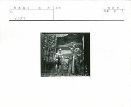 传统服装演员舞台表演.jpg