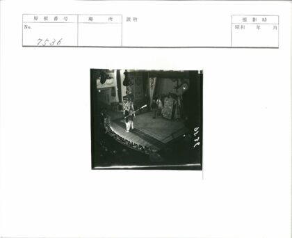 传统服装演员舞台表演.jpg