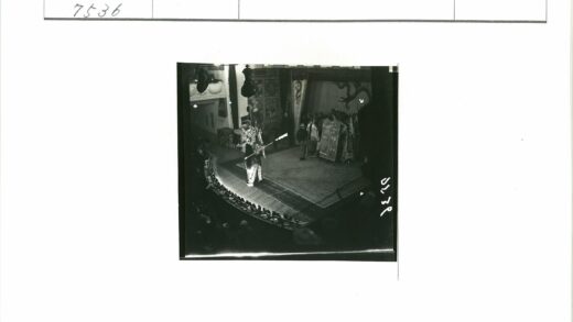 传统服装演员舞台表演.jpg