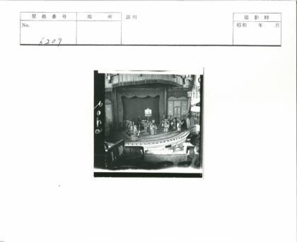 传统服装演员舞台表演黑白照.jpg