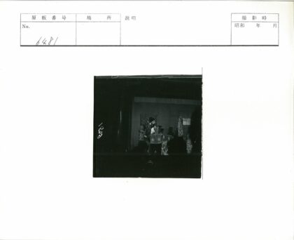 传统服装演讲室内场景.jpg