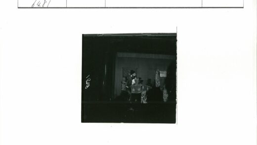 传统服装演讲室内场景.jpg