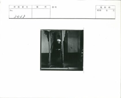 传统服装男子与木结构建筑.jpg