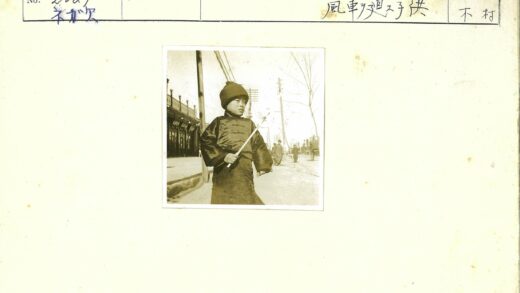 传统服装男孩持棍街景.jpg