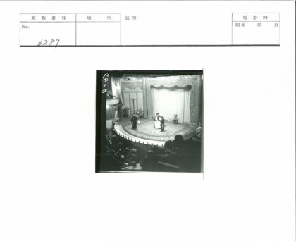 传统服装舞台表演与精美舞台装饰.jpg
